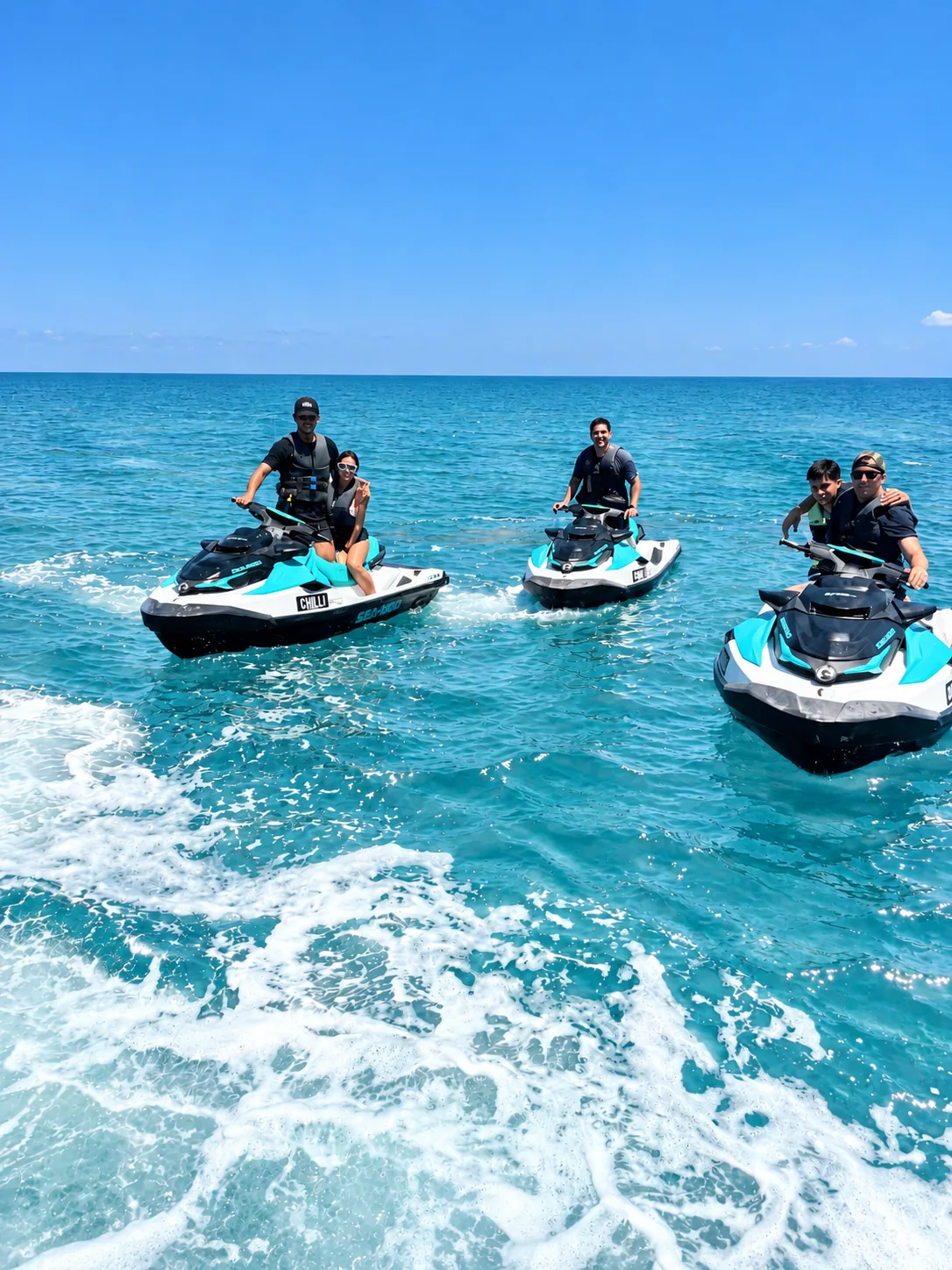 Paseo en motos acuáticas por el mar abierto, con estela de espuma y cielo despejado