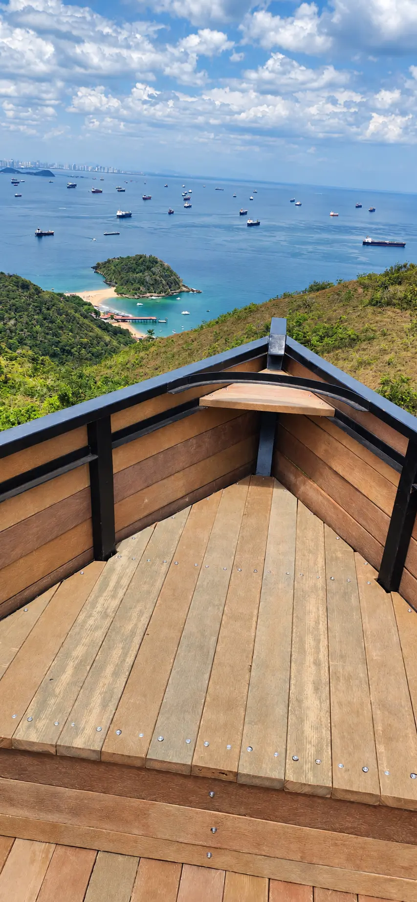 Mirador de madera en lo alto de Isla Taboga con la bahía de Panamá y los barcos al fondo