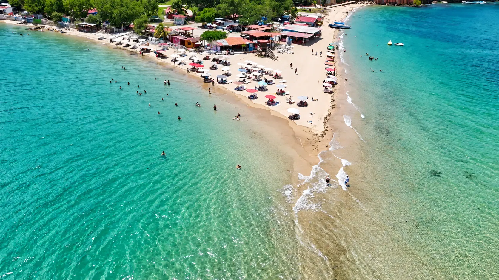 Vista aérea de la playa La Restinga en Isla Taboga con aguas turquesas transparentes
