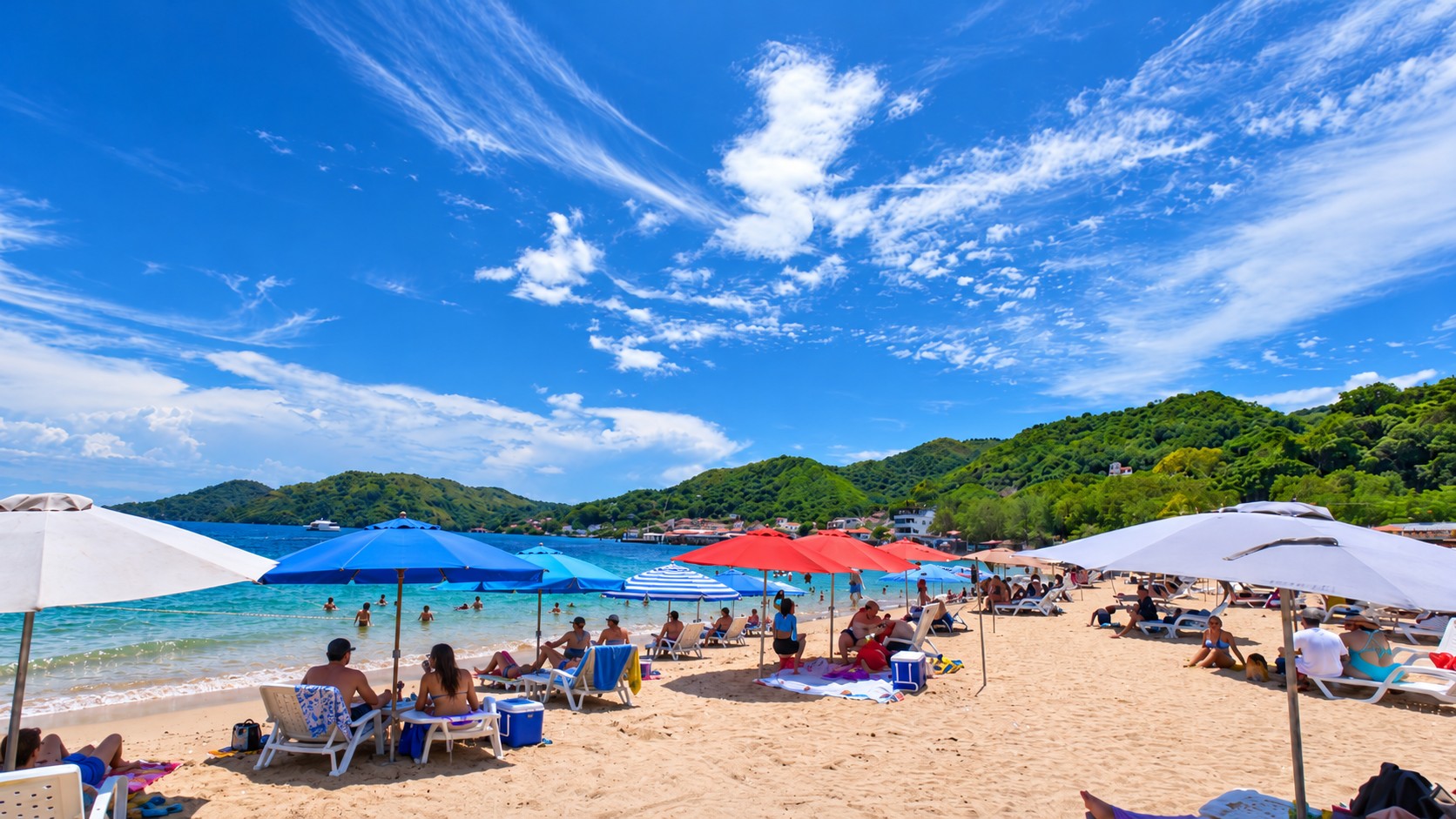 Playa de Isla Taboga con sombrillas y tumbadas sobre la arena, frente al mar turquesa